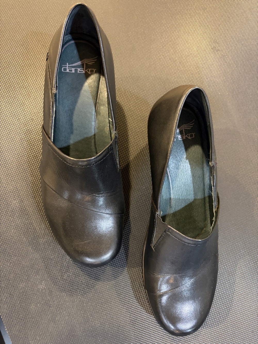 Like New Women’s Dansko Black Leather Wedge Shoes sz 38 (7.5-8)
